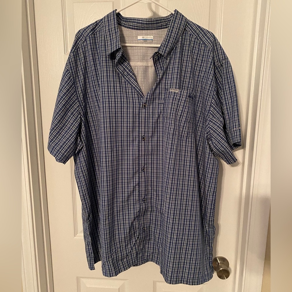 Men’s Columbia button down short sleeve shirt XXL blue with white lines.